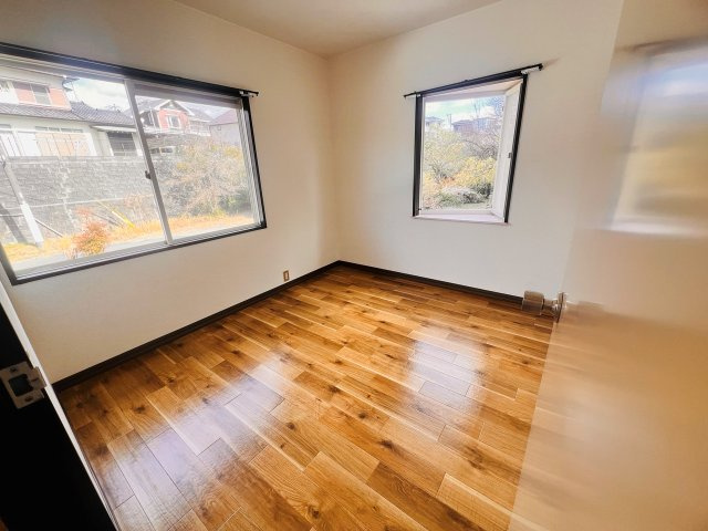 メゾン山下の洋室|リビング奥の洋室です。