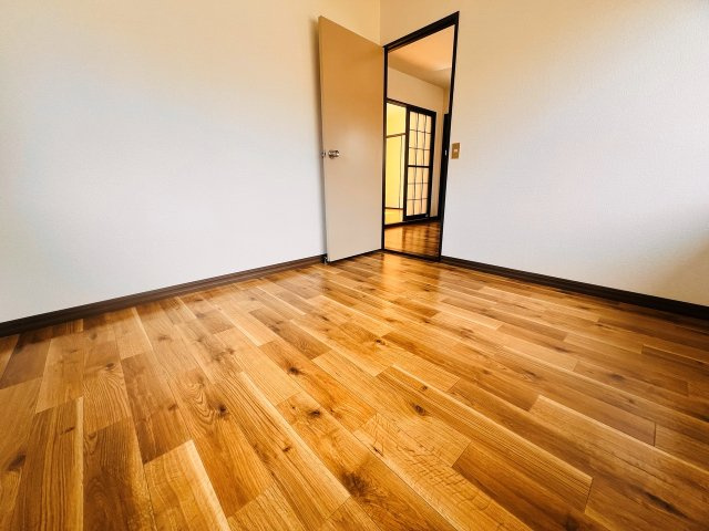 メゾン山下の洋室|リビング奥の洋室です。