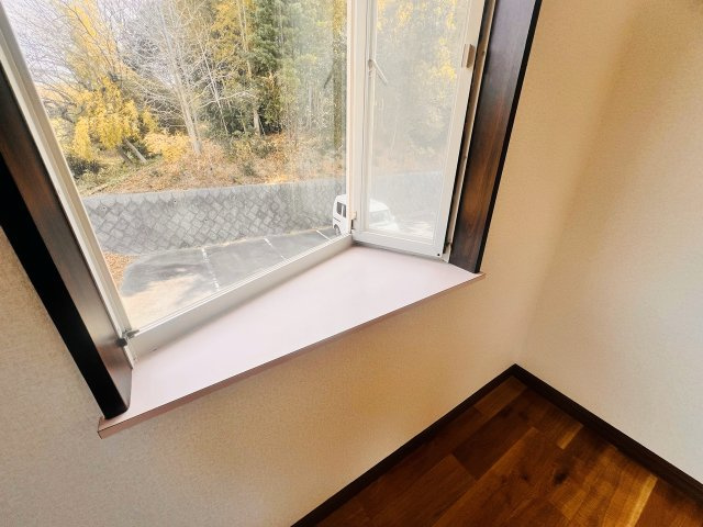 メゾン山下のその他|リビング奥の洋室には出窓があります。