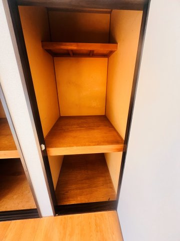 メゾン山下の収納|6帖の洋室内の収納です。