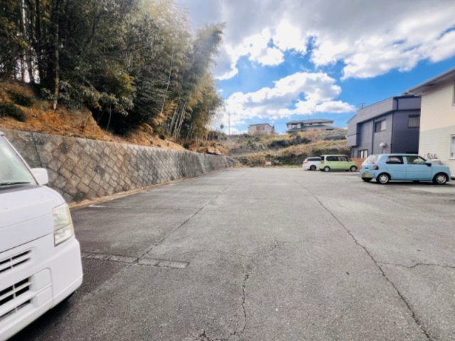 メゾン山下の駐車場