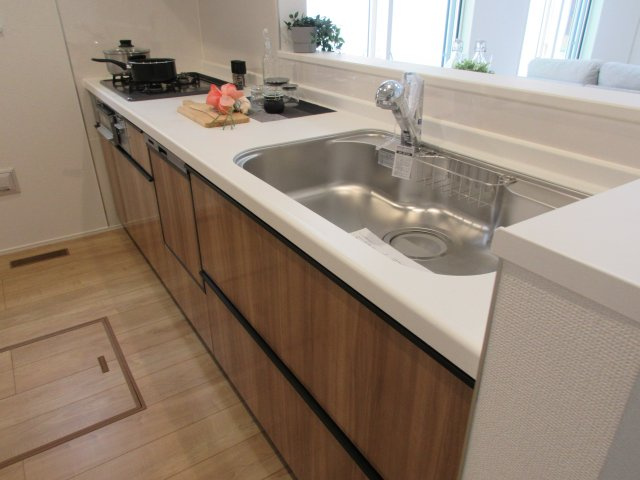 瑞穂町駒形富士山　新築戸建全6棟のキッチン|料理をしながらでもご家族との会話を楽しめる対面キッチン