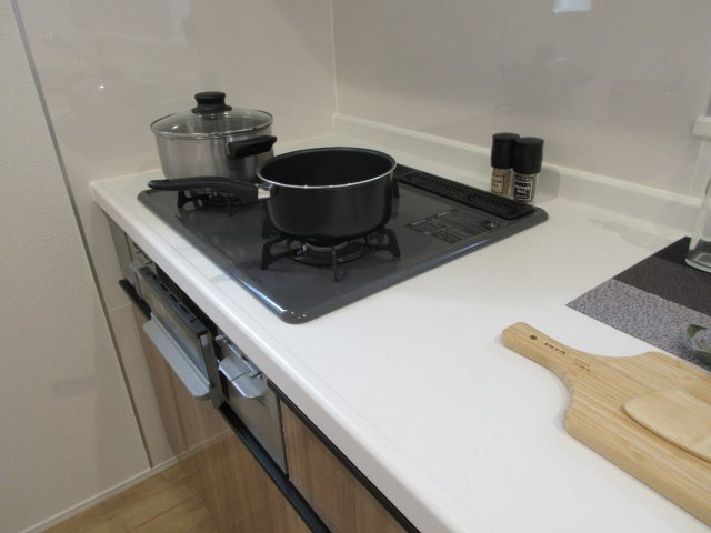 瑞穂町駒形富士山　新築戸建全6棟のキッチン|三口ガスコンロ