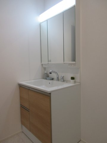 瑞穂町駒形富士山　新築戸建全6棟の独立洗面台|身だしなみを整えやすく、収納たっぷりの三面鏡付洗面化粧台☆