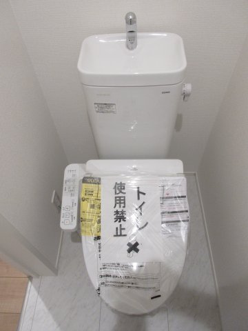 瑞穂町駒形富士山　新築戸建全6棟のトイレ|2階温水シャワートイレ