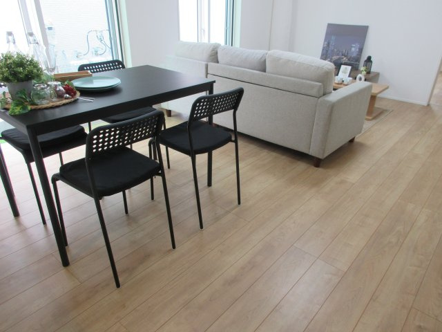 瑞穂町駒形富士山　新築戸建全6棟の居間・リビング|自然光がたっぷり室内に降り注ぎ、居心地のよいリビング