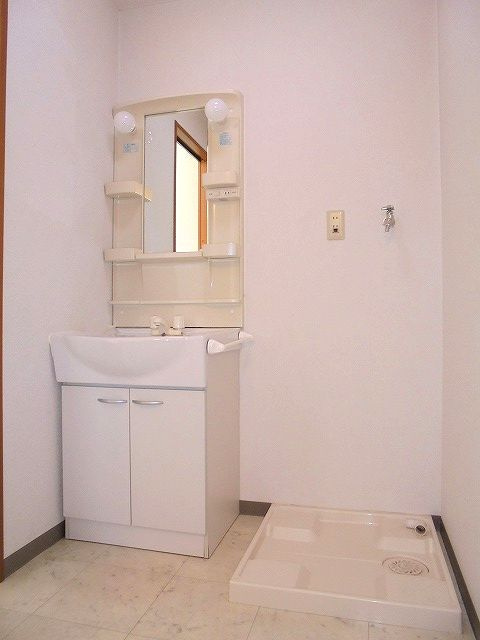 リーフテラスの洗面所|明るい洗面所です