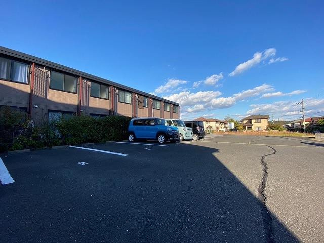 レオパレス田原台の駐車場