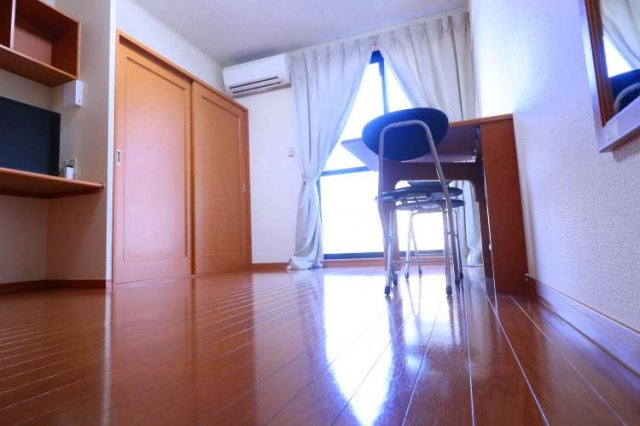 レオパレスヴィルドミールの居間・リビング|2階は絨毯張りとなっております