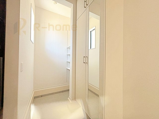 水戸市見川21期　新築戸建て　2号棟の玄関|玄関には便利なシューズインクローゼットを設置。アウトドア用品やベビーカーなどの収納に役立ちますね♪