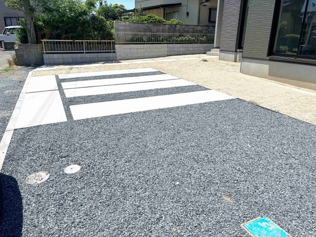 水戸市見川21期　新築戸建て　2号棟の駐車場|カースペースは3台完備。ゲスト用のスペースも確保できますね♪