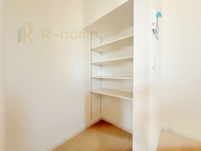 水戸市見川21期　新築戸建て　2号棟の収納|キッチンにはパントリーを設置！キッチン回りの整理整頓の悩みも解決♪