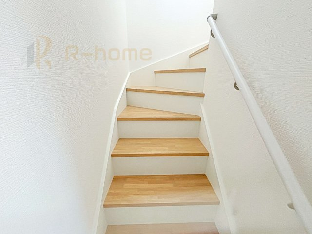 水戸市見川21期　新築戸建て　2号棟の内装|手すりのついた階段！
小さなお子様の利用も一安心です♪