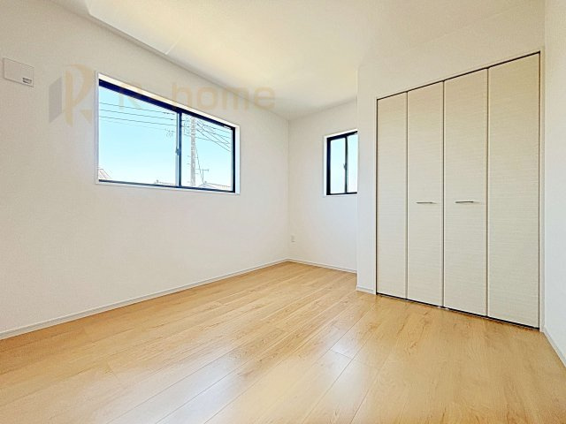 水戸市見川21期　新築戸建て　2号棟の洋室|どんな部屋にもしやすいシンプルな洋室！
たっぷりの日差しと心地よい風が舞い込む住まい♪