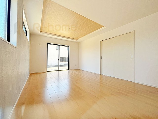 水戸市見川21期　新築戸建て　2号棟の居間・リビング|たっぷりの陽光が注ぎ込む明るいリビング♪隣接の洋室を開放すると更なる大空間に変身♪