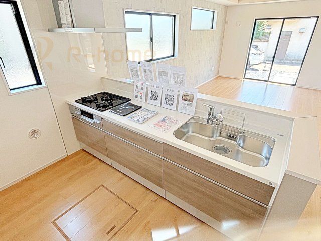 水戸市見川21期　新築戸建て　2号棟のキッチン|料理をしながら家族とコミュニケーションが取れる対面式システムキッチン。