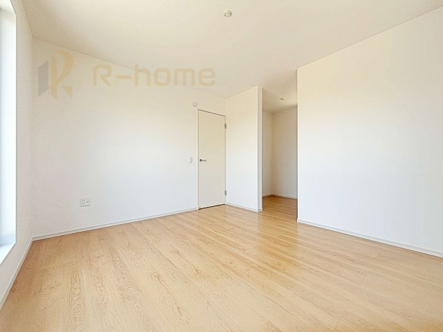 水戸市見川21期　新築戸建て　2号棟の洋室|収納便利なウォークインクローゼット付きの洋室♪
明るく風通しの良いお部屋です♪
