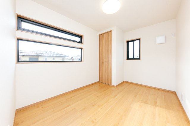 向日市上植野町浄徳の洋室|2階 南側洋室（約5.5帖）
二面採光で日当たり・通風良好です！