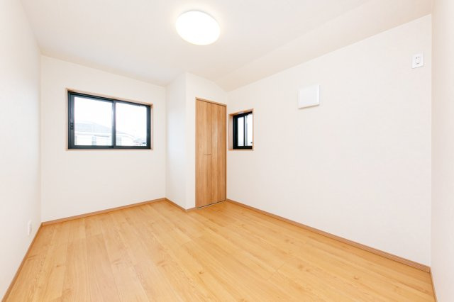 向日市上植野町浄徳の洋室|2階 北側洋室（約5.5帖）
お子様部屋や書斎等、様々な用途でご使用いただけます！