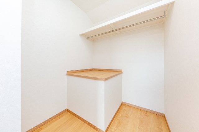 向日市上植野町浄徳の収納|ウォークインクローゼットには、衣服の他、スーツケースやゴルフバッグ等も収納していただけます。