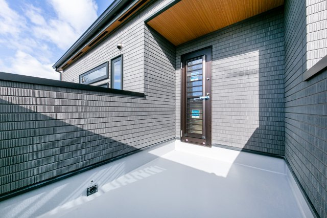 向日市上植野町浄徳のバルコニー|2階 バルコニー
南向きで日当たり良好なので、洗濯物が乾きやすそうです♪