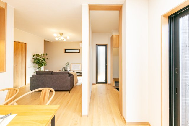 向日市上植野町浄徳の内装|リビング内階段を採用しております。
階段を使う際に必ずリビングを通るため、家族が顔を合わせやすくなります。