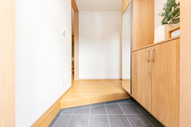 向日市上植野町浄徳の玄関|玄関には、シューズクローゼットがございます。
ご家族分の靴をスッキリと収納していただけます！