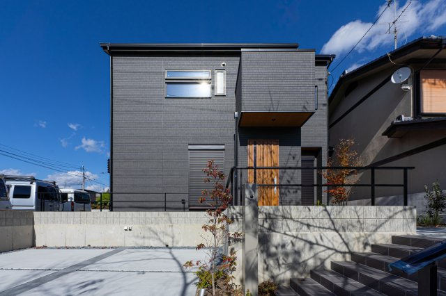 向日市上植野町浄徳の外観|ブラックカラーの外壁を採用し、シックで高級感のある雰囲気に仕上がっております！