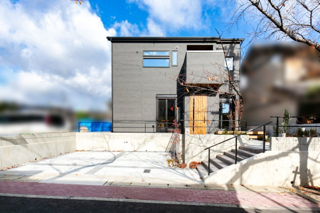 向日市上植野町浄徳の外観|桜並木に隣接しているので、春はご自宅から鑑賞頂けます。