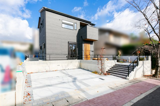 向日市上植野町浄徳の外観|桜の時期になると、通り全体が桜の花で彩られ、まるで絵画のような風景が広がります。