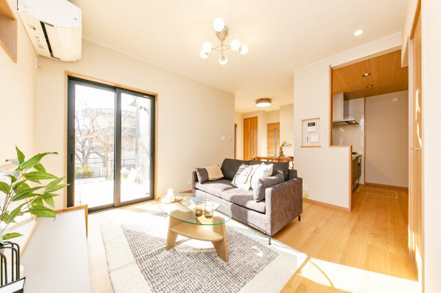 向日市上植野町浄徳の居間・リビング|LDK（約15.6帖）
桜並木のウッドデッキ付リビングです！