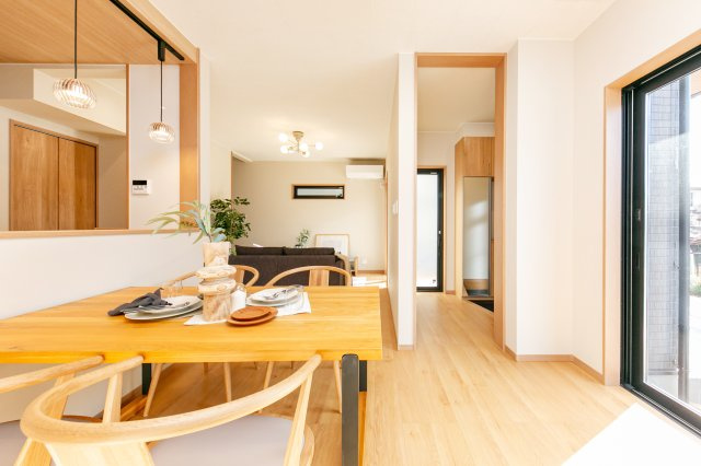 向日市上植野町浄徳の居間・リビング|落ち着いた午後を過ごせるLDKで、ゆっくり家族時間をお楽しみいただけます。
床暖房2系統付いております。