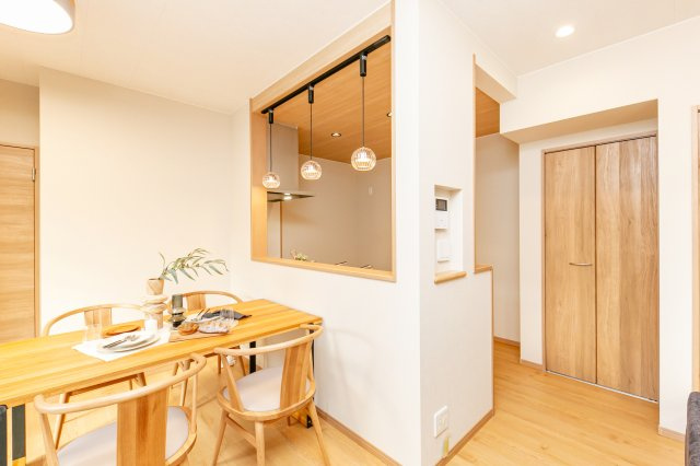 向日市上植野町浄徳のキッチン|対面キッチンなので、ご家族の様子をご覧いただきながら、調理していただけます。