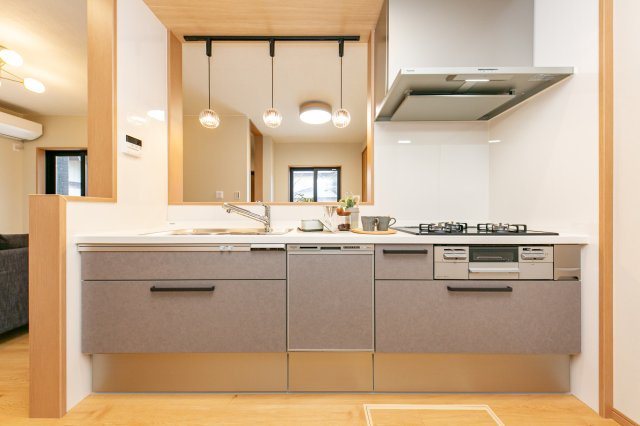 向日市上植野町浄徳のキッチン|3口ガスコンロ・グリル・食洗機付きのシステムキッチン！
ペンダントライトがオシャレです(^^♪