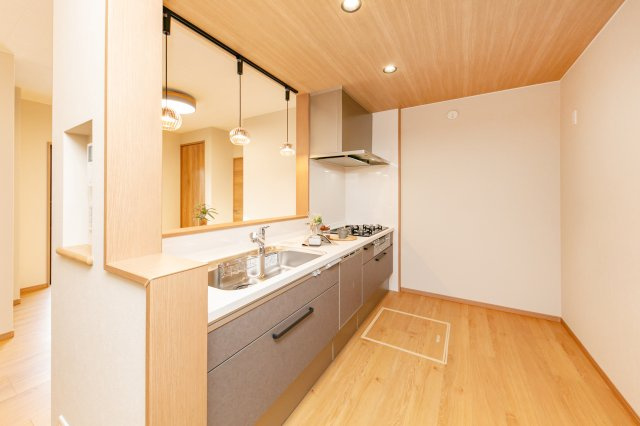 向日市上植野町浄徳のキッチン|対面キッチンを採用し、ダイニングエリアとリビングエリアが一体となっており、広々としています！