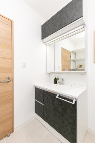 向日市上植野町浄徳の独立洗面台|三面鏡・収納付きの洗面化粧台がございます。
洗面室には、可動棚を設置しております。タオル類やご家族の肌着の収納もしっかり出来て、洗面室をすっきりご利用できます。