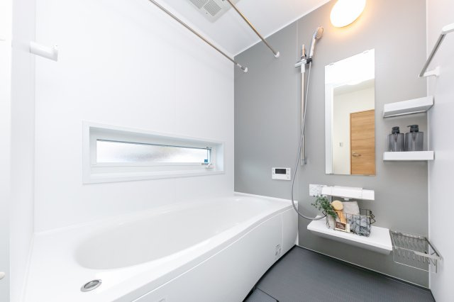 向日市上植野町浄徳の浴室|浴室
約1坪サイズの広々とした浴室。嬉しい浴室乾燥機付きです！
