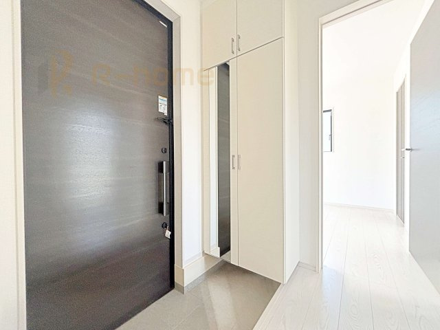 水戸市見川21期　新築戸建て　3号棟の玄関|気持ちよくご家族やゲストを送迎できる穏やかな雰囲気の玄関♪大きな下駄箱で玄関廻りスッキリ♪