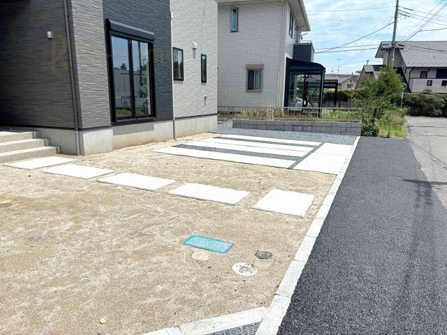 水戸市見川21期　新築戸建て　3号棟の駐車場|カースペースは3台完備。ゲスト用のスペースも確保できますね♪