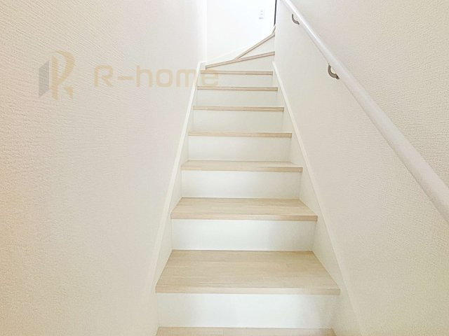 水戸市見川21期　新築戸建て　3号棟の内装|手すりのついた階段！
小さなお子様の利用も一安心です♪