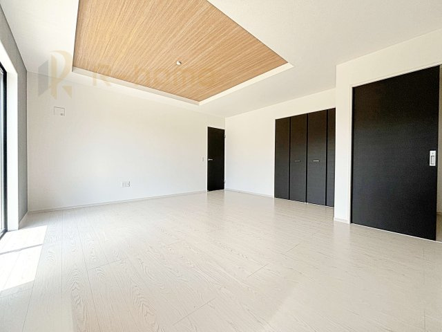 水戸市見川21期　新築戸建て　3号棟の居間・リビング|開放感のあるリビングには収納スペースもあり、ゆったりした空間を保てます♪