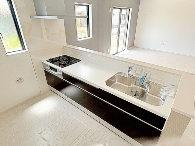 水戸市見川21期　新築戸建て　3号棟のキッチン|料理をしながら家族とコミュニケーションが取れる対面式システムキッチン。