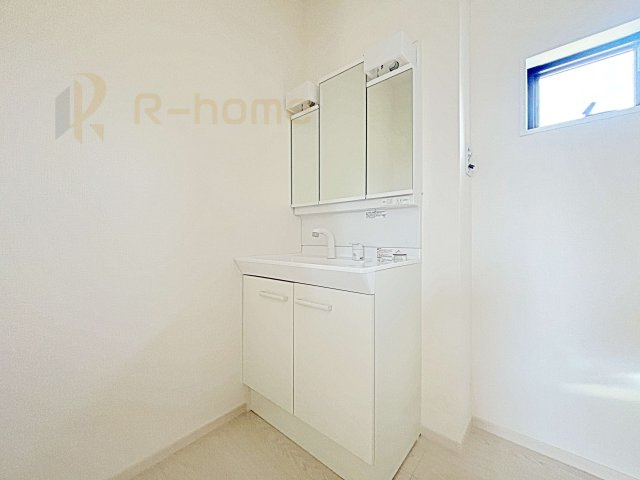 水戸市見川21期　新築戸建て　3号棟の洗面所|清潔感溢れる洗面台は嬉しい三面鏡付き。洗剤や歯ブラシなどもすっきり収納できます♪