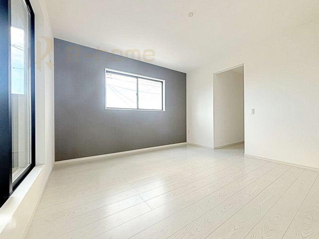 水戸市見川21期　新築戸建て　3号棟の洋室|アクセントクロスが映える2階洋室。お仕事の疲れを癒すひとときを有意義に♪全居室収納で空間もスッキリ♪