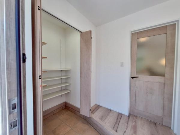 センチュリータウン大在E新築の玄関|たっぷり収納できるシューズクローゼット付きで、いつでもスッキリとした印象に。可動棚で自由に調整が可能です！