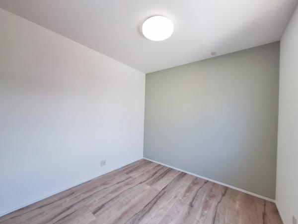 センチュリータウン大在E新築の洋室|アクセントカラーで可愛らしい洋室