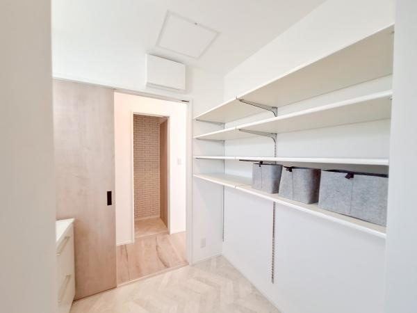 センチュリータウン大在E新築の独立洗面台|収納も充実しており、洗面用具やタオルなどをすっきり整理できます！