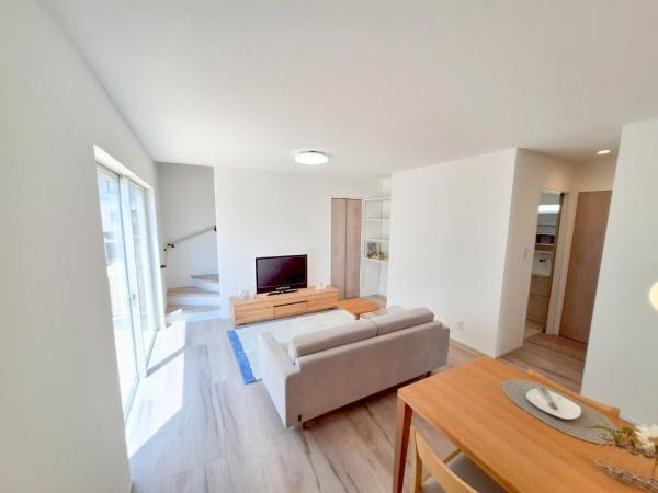 センチュリータウン大在E新築の居間・リビング|大きな窓からたっぷりと自然光が差し込む、明るく開放的なリビング。
