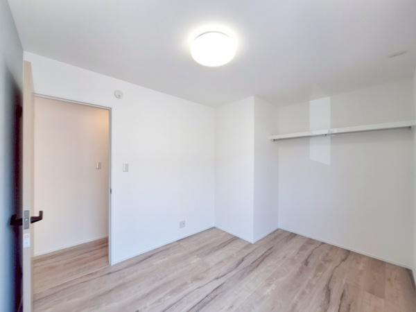 センチュリータウン大在E新築の洋室|オープンクローゼットは見やすく、取り出しやすいため、毎日の整理整頓が簡単に。さらに、扉がないことで空間に圧迫感を与えず、広々とした印象を作り出します。