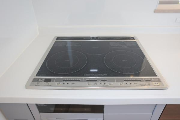 センチュリータウン大在E新築のキッチン|IHコンロは、火を使わずに安全で効率的に調理ができます。
